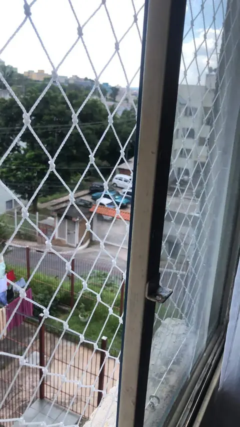 Rede de proteção instalada em janela de apartamento