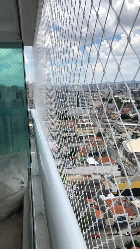 Rede de proteção em janela com vista para prédios