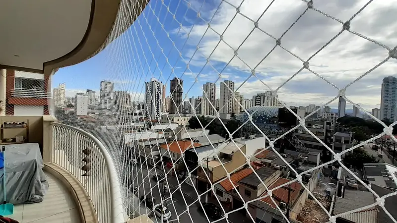 Rede de proteção instalada em varanda com fechamento em vidro