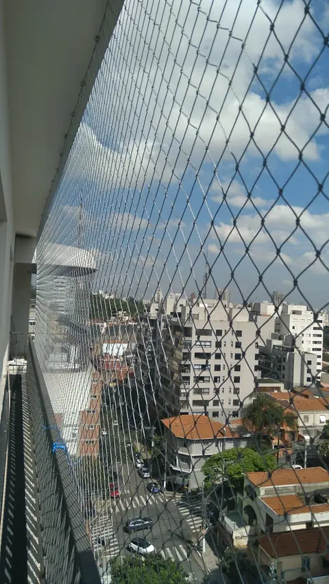 Rede de proteção em sacada com vista para a cidade