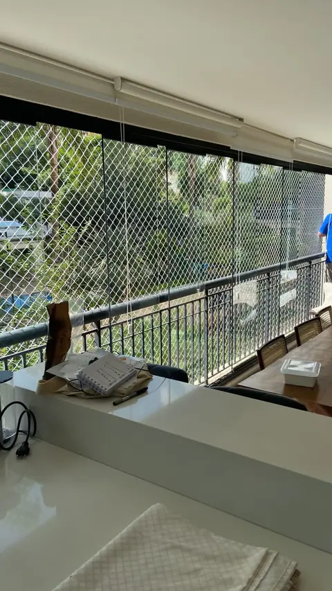 Rede de proteção em varanda com fechamento em vidro