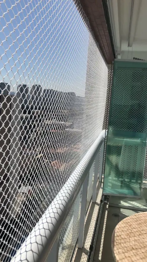 Rede de proteção instalada em sacada envidraçada