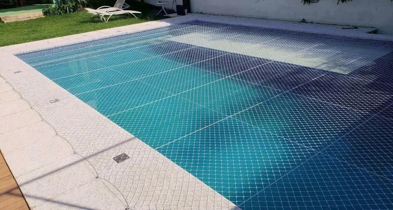 Rede de proteção esticada sobre piscina