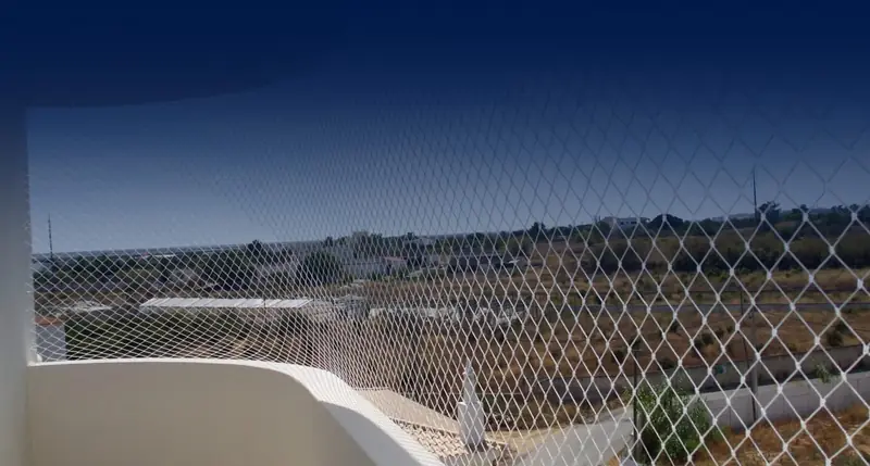 Rede de proteção instalada em varanda com vista para o mar